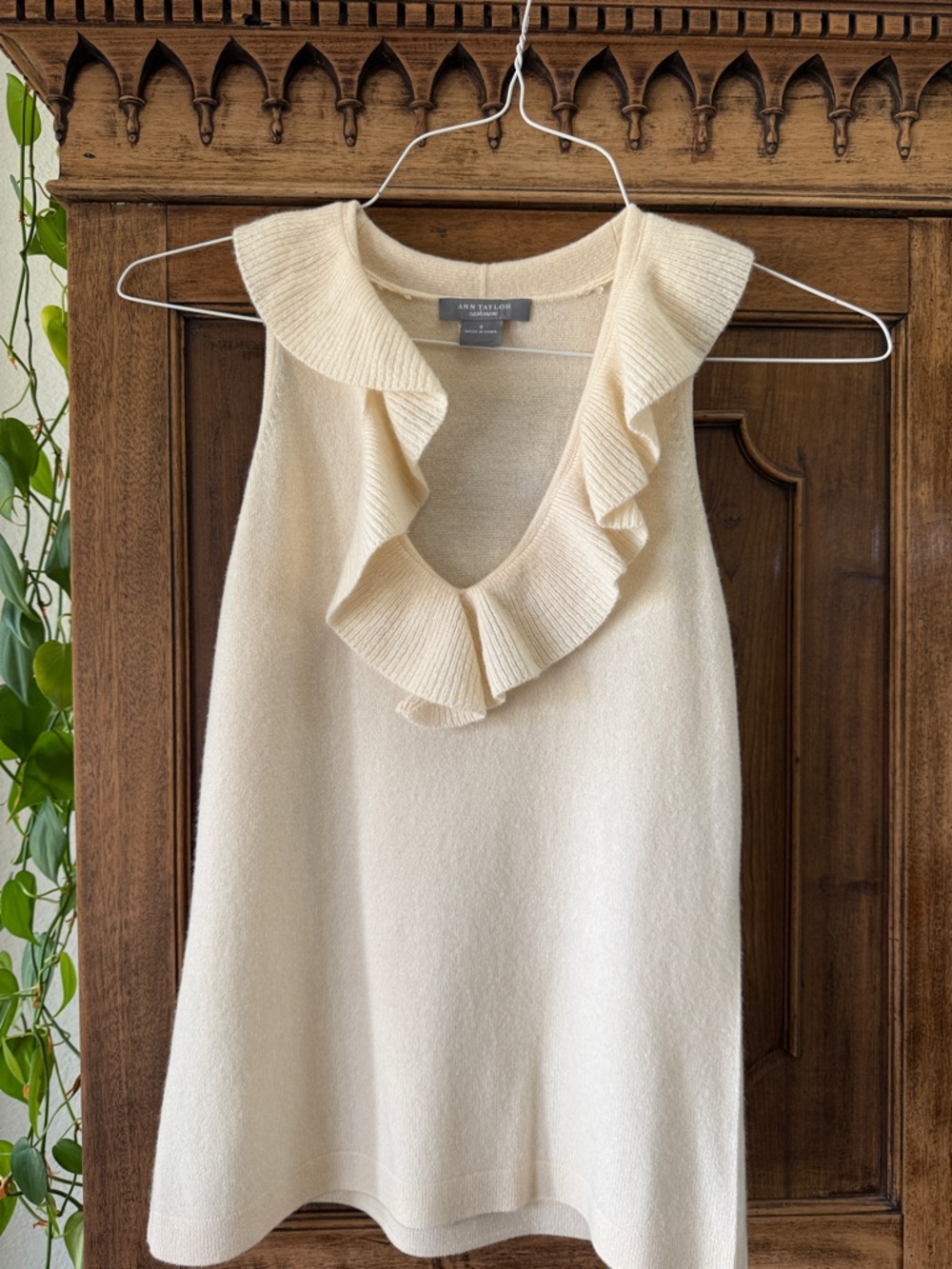 Ann Taylor Cream Ruffle V-Neck Knit Cashmere Shell